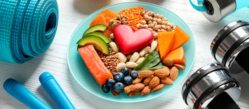 Prato com alimentos saudáveis, halteres e tapete de yoga, estilo de vida fitness.