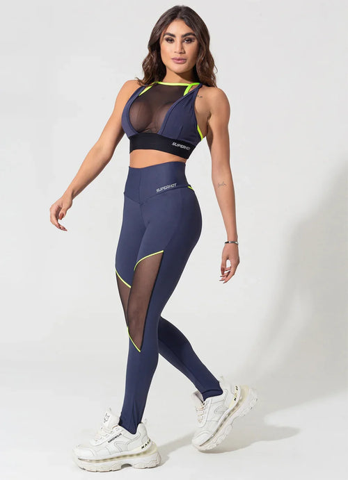 Conjunto fitness feminino azul marinho com recortes em tela preta e detalhes neon